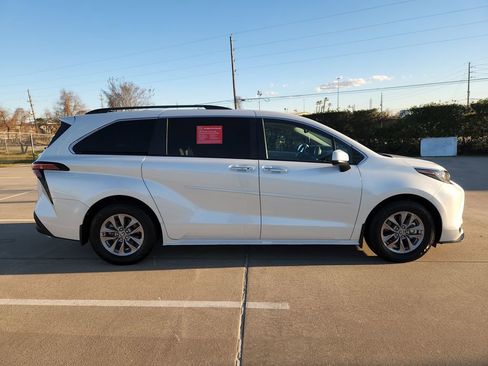 Used 2022 Toyota Sienna XLE image 15