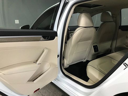 Used 2018 Volkswagen Passat 2.0T SE FWD image 18
