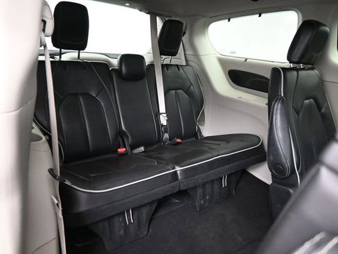Used 2023 Chrysler Pacifica Limited FWD image 23