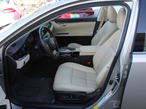 Used 2016 Lexus ES 350 w/ Luxury Package w/Wood Trim FWD image 18
