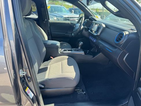Used 2019 Toyota Tacoma TRD Sport AWD/4WD image 28