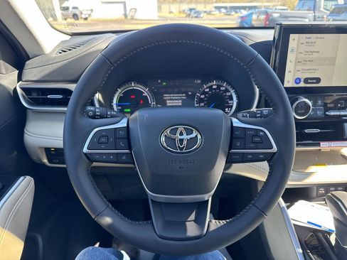 New 2025 Toyota Highlander XLE image 17
