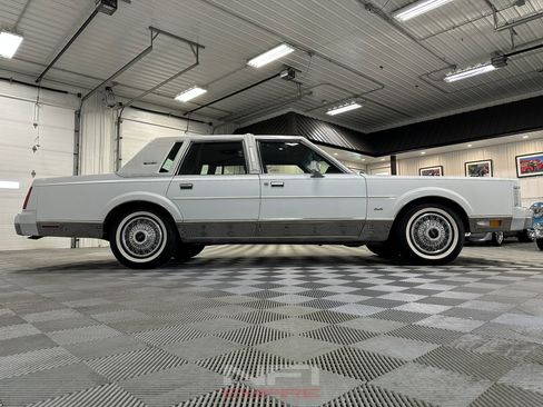Used 1988 Lincoln Town Car Signature image 16