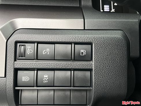 Certified 2025 Toyota 4Runner SR5 AWD/4WD image 32