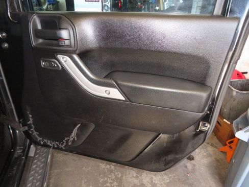 Used 2012 Jeep Wrangler Unlimited Sahara w/ Mopar Chrome Edition Group image 31