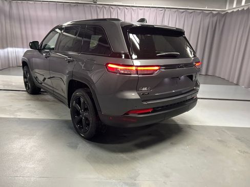 Used 2024 Jeep Grand Cherokee Altitude AWD/4WD image 5