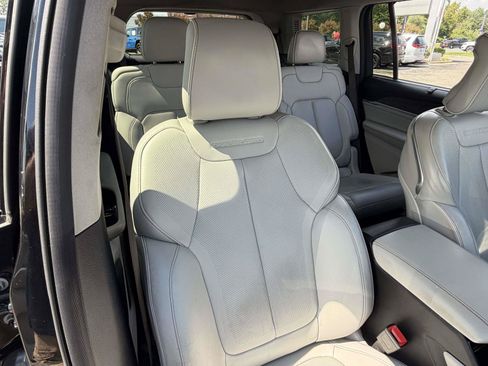 Used 2021 Jeep Grand Cherokee L Overland w/ Luxury Tech Group IV AWD/4WD image 33