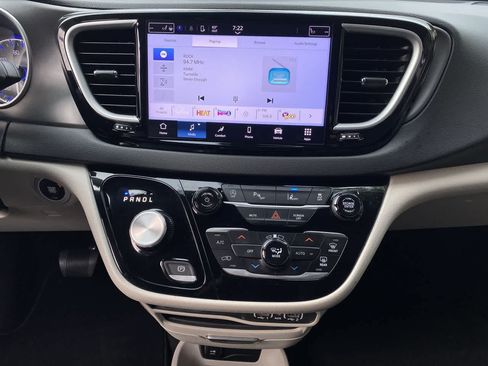 Used 2024 Chrysler Pacifica Touring-L FWD image 24