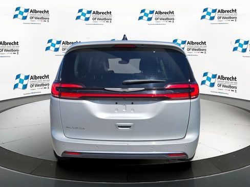 Used 2024 Chrysler Pacifica Touring-L FWD image 4