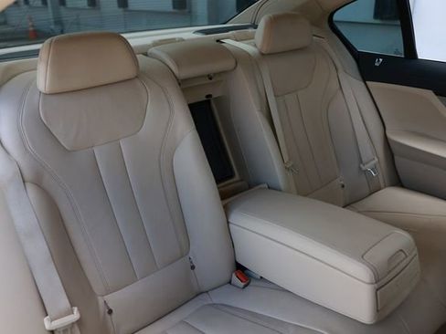 Used 2018 BMW 740i image 17