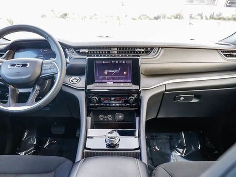 Used 2025 Jeep Grand Cherokee Laredo X image 13