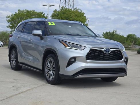 Used 2022 Toyota Highlander Platinum FWD image 3