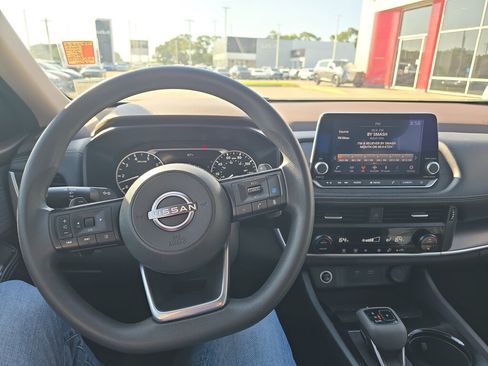 Used 2023 Nissan Rogue SV FWD image 13