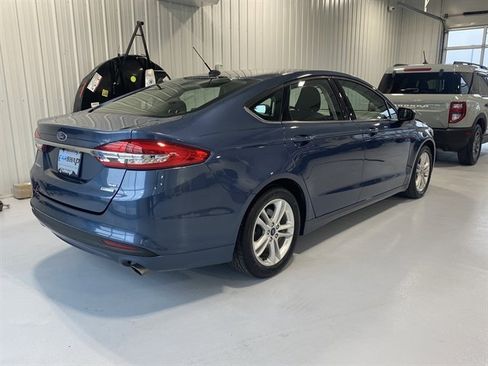 Used 2018 Ford Fusion SE w/ Fusion SE Technology Package image 3
