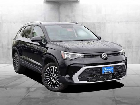 Used 2025 Volkswagen Taos SE FWD image 2