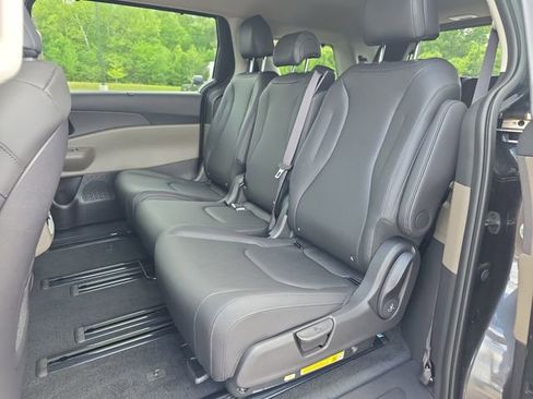 New 2026 Kia Carnival EX FWD image 5