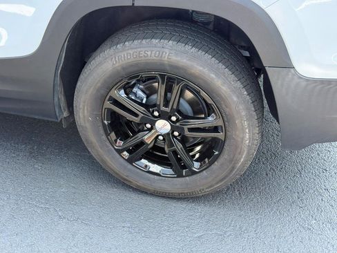 Used 2024 GMC Terrain SLE AWD/4WD image 7