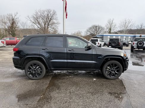 Used 2022 Jeep Grand Cherokee Laredo X image 10