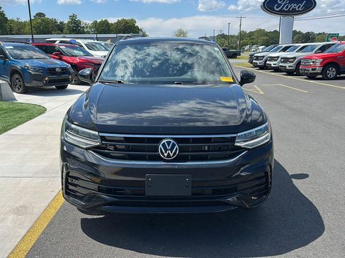 Used 2024 Volkswagen Tiguan SE R-Line AWD/4WD image 2