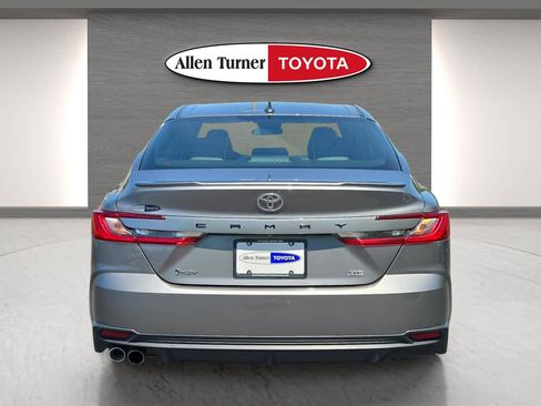 Used 2025 Toyota Camry SE image 7