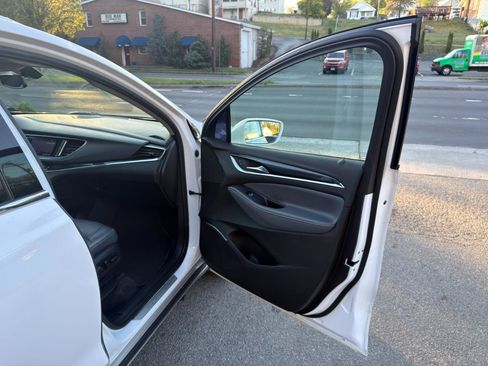 Used 2020 Buick Enclave Essence image 17