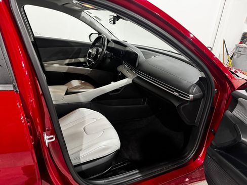 Used 2025 Hyundai Elantra Limited FWD image 21