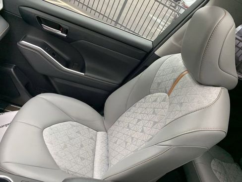 Used 2023 Toyota Highlander Bronze Edition FWD image 31