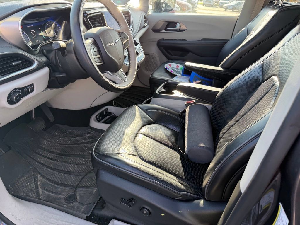 Used 2017 Chrysler Pacifica Limited FWD image 5