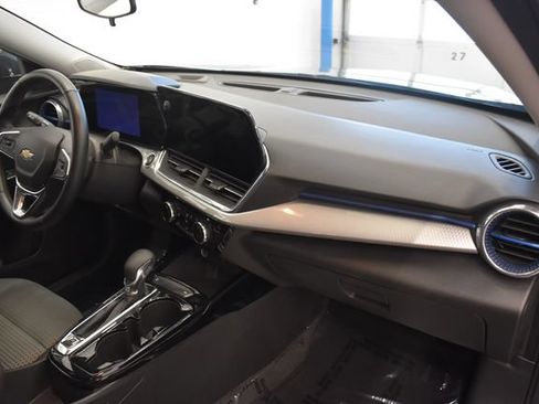 Used 2025 Chevrolet Trax LT w/ LT Convenience Package FWD image 18