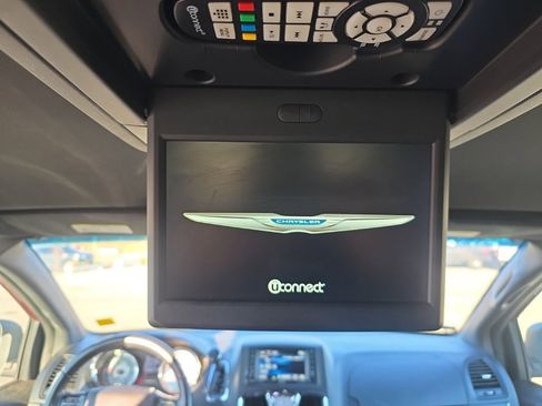 Used 2015 Chrysler Town & Country S image 14