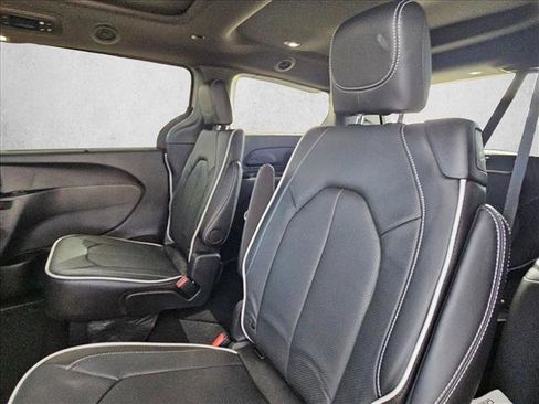 New 2026 Chrysler Pacifica Limited image 16