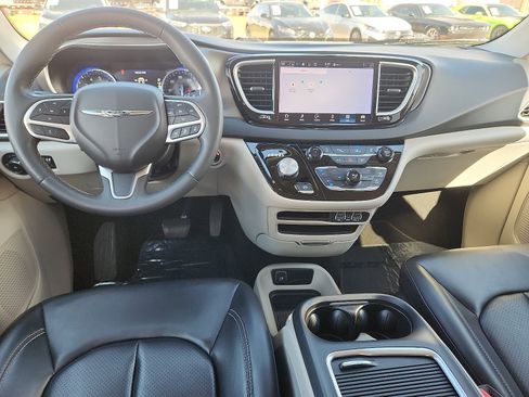 Used 2023 Chrysler Pacifica Touring-L FWD image 11