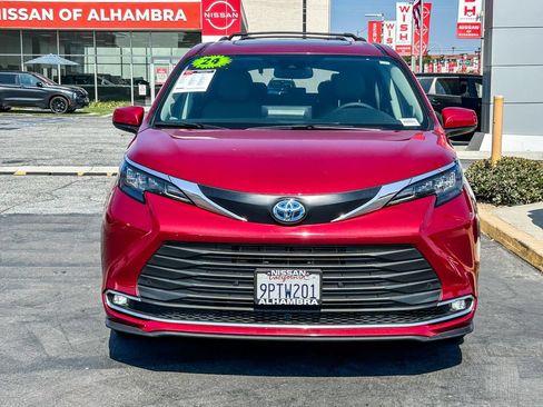 Used 2024 Toyota Sienna XLE w/ XLE Plus Package FWD image 3