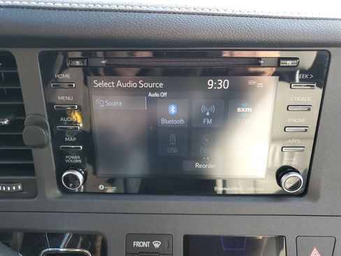 Used 2019 Toyota Sienna L image 36