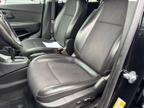 Used 2019 Chevrolet Trax LT w/ LT Convenience Package image 11