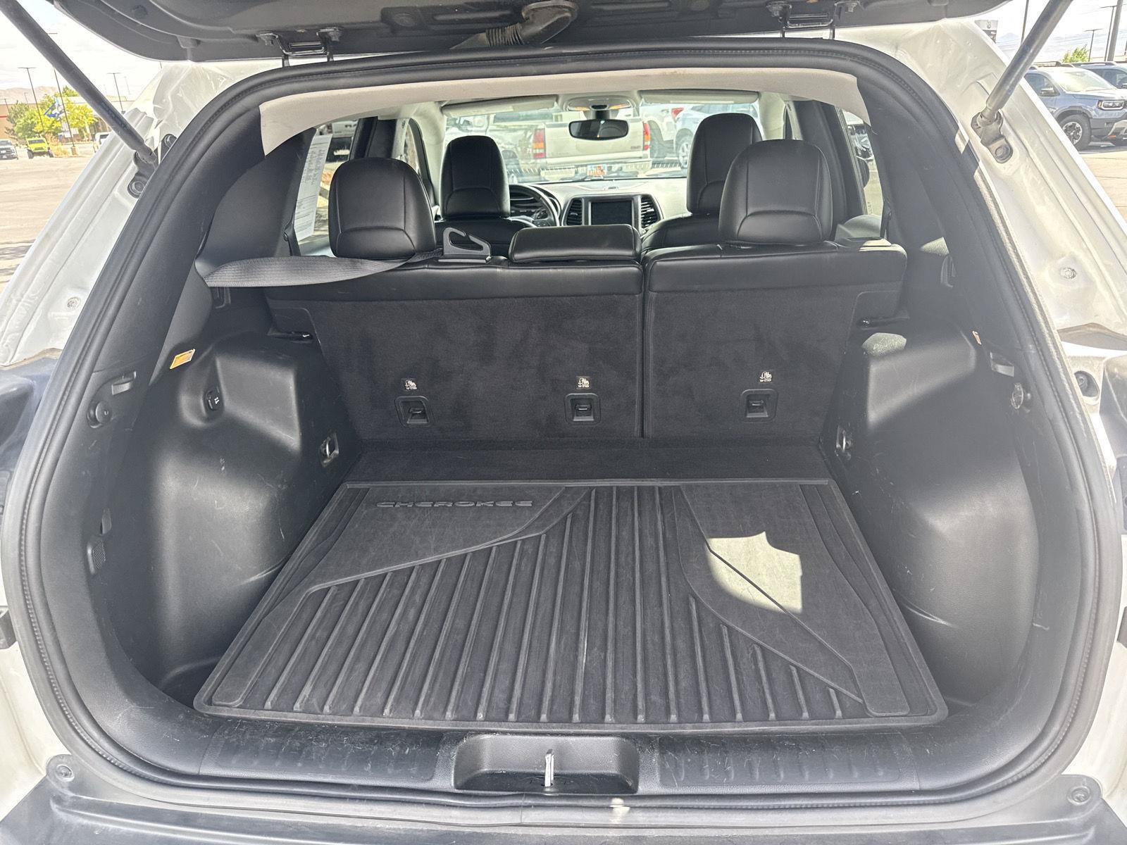 Used 2019 Jeep Cherokee Trailhawk AWD/4WD image 8