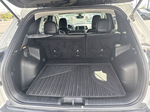 Used 2019 Jeep Cherokee Trailhawk AWD/4WD image 8