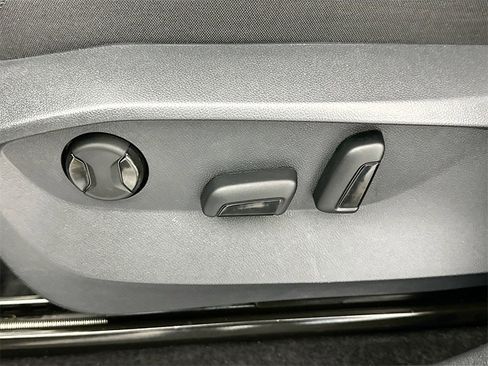 Used 2024 Volkswagen Tiguan SE image 19