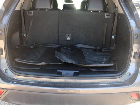 Used 2021 Toyota Highlander XLE FWD image 13