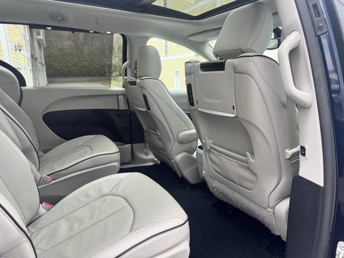 Used 2018 Chrysler Pacifica Limited w/ Advanced Safetytec Group image 19