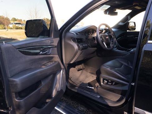 Used 2020 Cadillac Escalade Platinum image 11