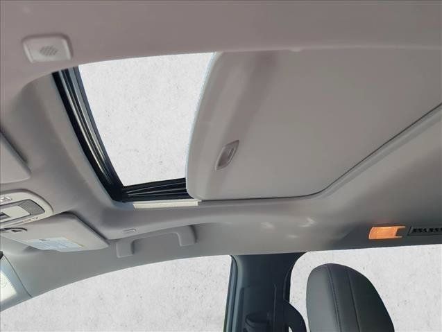Used 2025 Toyota Sienna XLE FWD image 21