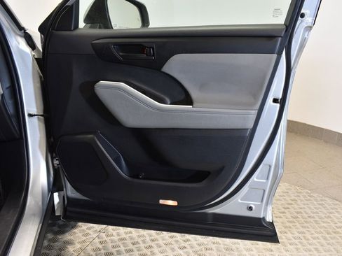 Used 2023 Toyota Highlander LE image 32