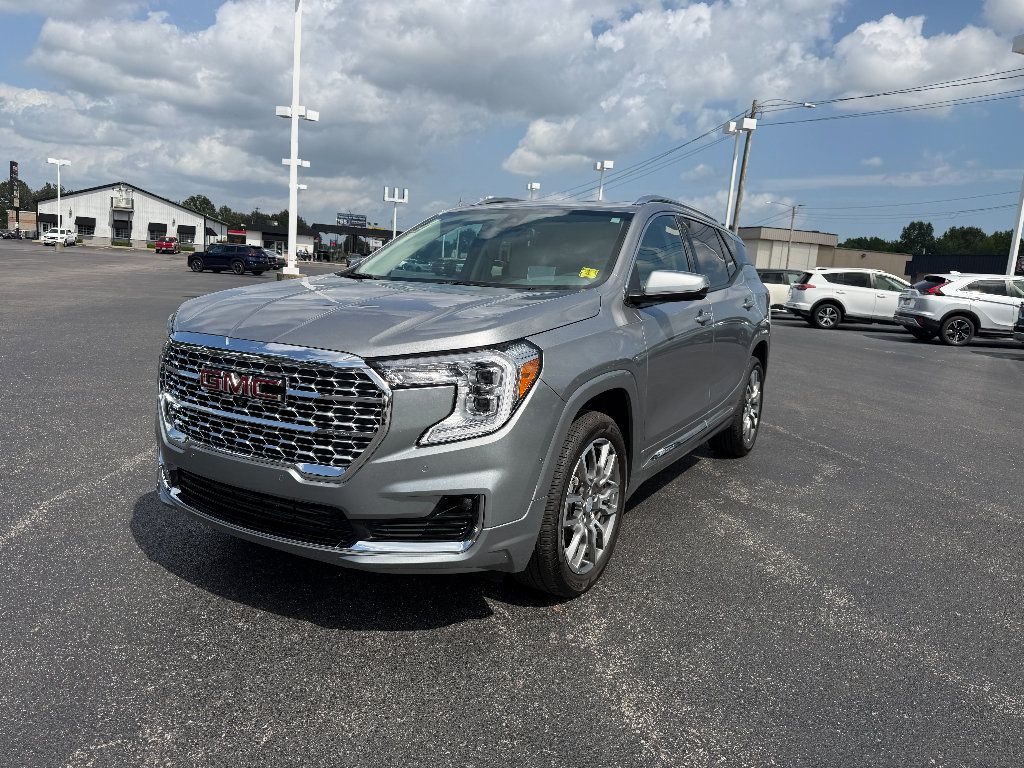 Used 2024 GMC Terrain Denali w/ Denali Premium Package AWD/4WD image 3