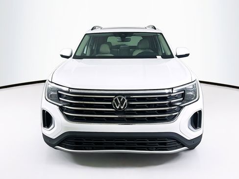 Used 2024 Volkswagen Atlas SE w/ Panoramic Sunroof Package FWD image 2