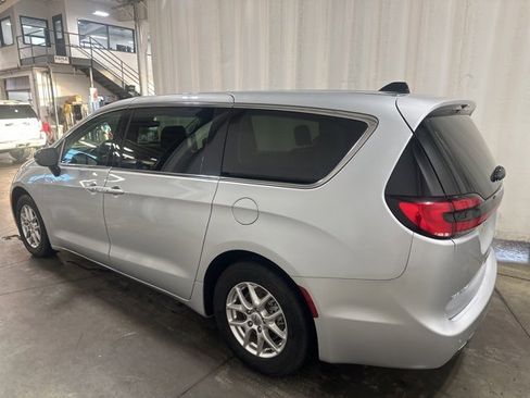 Used 2024 Chrysler Pacifica Touring-L image 6