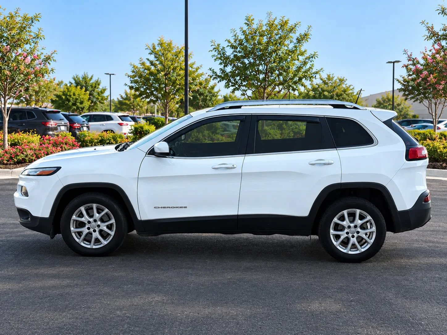 Used 2016 Jeep Cherokee Latitude w/ Comfort & Sound Group FWD image 2