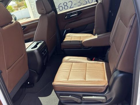 Used 2025 Chevrolet Suburban High Country w/ Sun And Tow Package AWD/4WD image 11