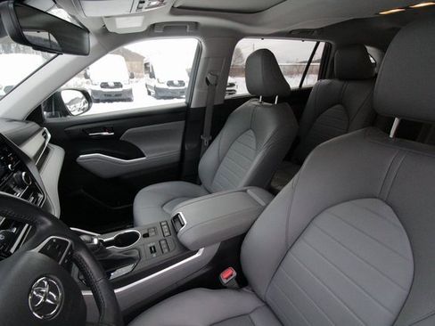 Used 2022 Toyota Highlander XLE image 16