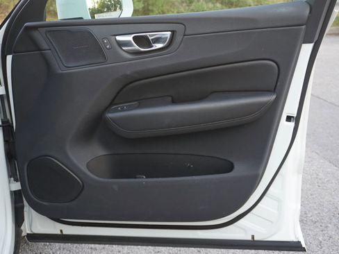 Used 2019 Volvo XC60 T5 Momentum w/ Multimedia Package image 13